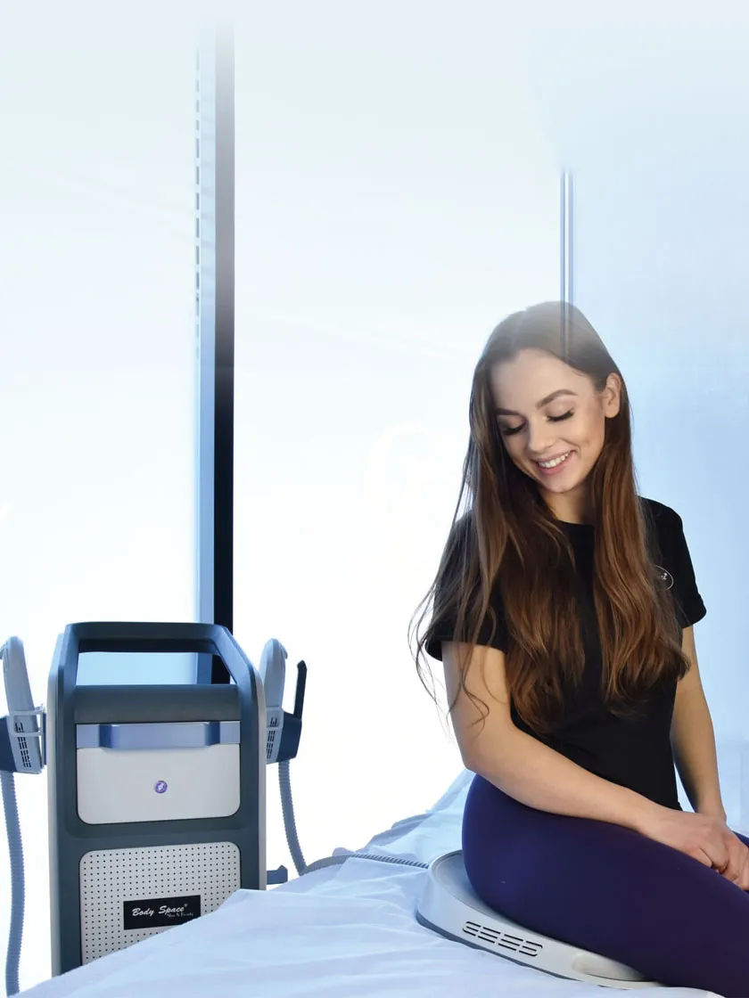 Kobieta podczas zabiegu ujędrniającego na urządzeniu Body Secret