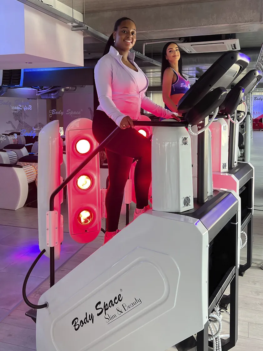 Dwie kobiety ćwiczące na InfraRed Stepper Body Space® z lampami podczerwieni