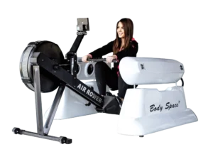 Kobieta ćwicząca na urządzeniu Body Space® Air Rower z technologią podciśnienia i podczerwieni